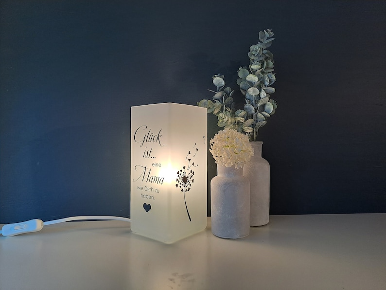 Lampe mit Spruch, Glück ist..., Tischlampe, Spruch, Deko, Wohnaccessoires, Geschenk, Lampe, Mama, Muttertag, Weihnachtsgeschenk Mama, Mutter Bild 1