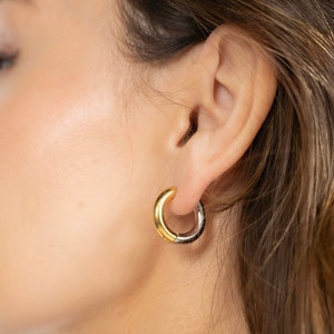 Boucle d'oreilles cerceaux plaqués or 18K, minimalistes, Gold Hoop Huggies, cadeau idéal pour petite amie ou maman, style quotidien élégant.