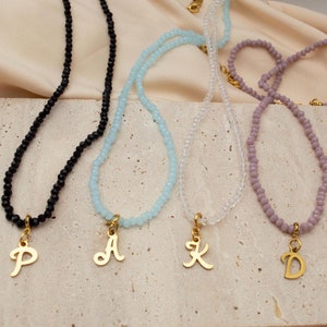 Gargantilla con inicial de cuentas doradas, collar de cuentas hecho a mano, collar delicado y delicado con capas, joyería de piedras preciosas estilo bohemio