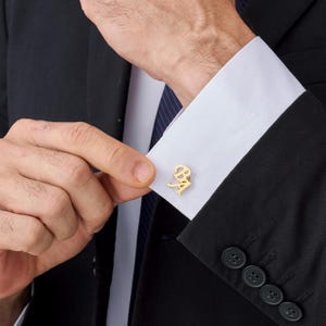 Personalizowane spinki do mankietów ze stali nierdzewnej: spersonalizowany prezent dla drużby z inicjałem na garniturze