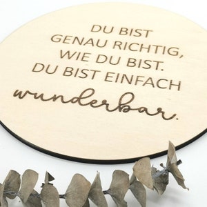 HOLZSCHILD rund - DU bist genau richtig, wie du bist. Du bist einfach WUNDERBAR - Affirmation - Geschenkidee