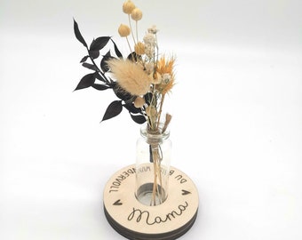 Little surprise for Mother's Day - engraved wooden disc with vase and dried flowers - engraving: Mom, you are wonderful