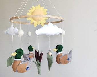 Babymobiel eend: handgemaakt vilten kinderkamerdecoratie