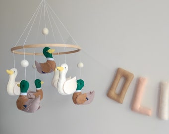 Babymobiel vilten eend, babykamerdecoratie, neutraal wiegmobiel