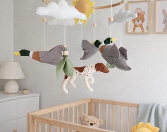 Móvil para bebé con temática de caza, decoración infantil con patos de caza.