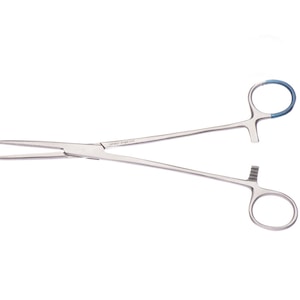 Puede incluir: Un par de pinzas quirúrgicas plateadas con un anillo azul en el mango. Las pinzas tienen una mandíbula dentada y un mecanismo de bloqueo.
