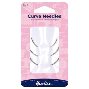 Könnte beinhalten: Eine Packung mit drei gebogenen Nadeln zum Nähen. Die Verpackung ist rosa und weiß mit dem Text "Curve Needles" und "3 Größen für eine Vielzahl von Projekten". Der Markenname "Hemline" ist auf der Unterseite der Verpackung aufgedruckt.