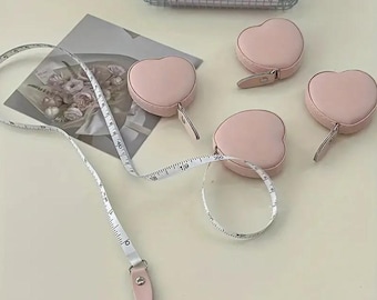 Cinta métrica de piel sintética con forma de corazón rosa: herramienta de costura y manualidades