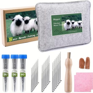 Puede incluir: Un kit de fieltro con aguja con una almohadilla de fieltro gris, agujas, un mango de madera, protectores de dedos y cuadrados de fieltro rosa. El kit incluye una caja con una imagen de oveja y el texto "Basic Needle Felting T".