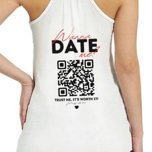 Könnte beinhalten: Weißes Tanktop mit dem Text "Wanna DATE me?" in Schwarz und Rot, einem QR-Code und dem Satz "TRUST ME, IT'S WORTH IT!" in Schwarz. Das Tanktop hat eine lockere Passform.