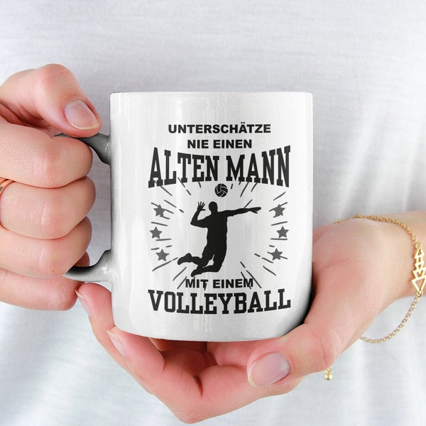 Geschenk für Volleyballer Unterschätze nie einen alten Mann mit einem Volleyball Geburtstag Tasse Kaffeebecher Geschenkidee Spruch