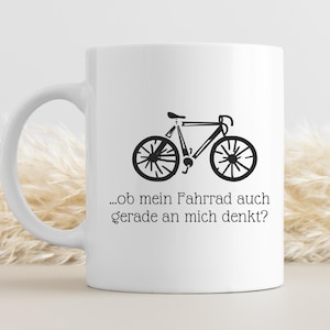 Peut inclure: Mug en céramique blanche avec une silhouette noire d'un vélo et le texte "...ob mein Fahrrad auch gerade an mich denkt?"