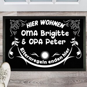 Könnte beinhalten: Schwarze Fußmatte mit weißem Text, der "Hier Wohnen Oma Brigitte & Opa Peter Elternregeln enden hier" lautet.