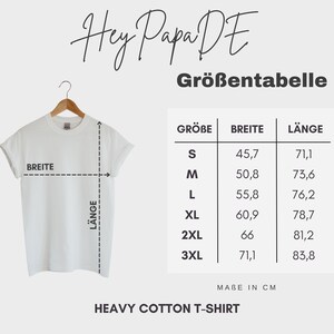 K&ouml;nnte beinhalten: Gr&ouml;&szlig;entabelle f&uuml;r ein schweres Baumwoll-T-Shirt. Die Tabelle zeigt die Gr&ouml;&szlig;e, Breite und L&auml;nge in Zentimetern. Die Gr&ouml;&szlig;en sind S, M, L, XL, 2XL und 3XL.