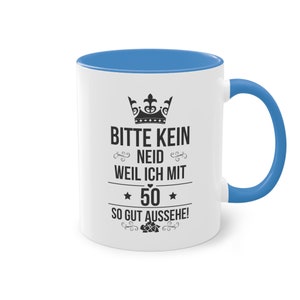 Pode incluir: Caneca de cer&acirc;mica branca com interior e al&ccedil;a azuis. A caneca apresenta texto preto que diz "BITTE KEIN NEID WEIL ICH MIT 50 SO GUT AUSSEHE!" com um design de coroa e estrela. Um presente com tema de anivers&aacute;rio.