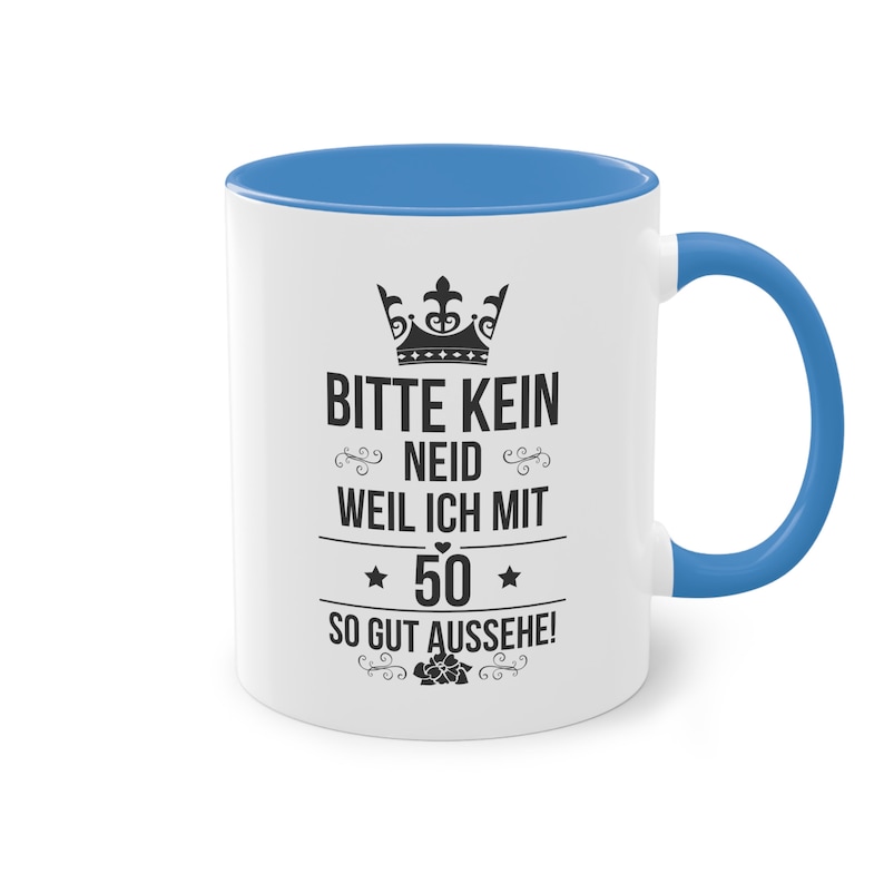 Pode incluir: Caneca de cer&acirc;mica branca com interior e al&ccedil;a azuis. A caneca apresenta texto preto que diz "BITTE KEIN NEID WEIL ICH MIT 50 SO GUT AUSSEHE!" com um design de coroa e estrela. Um presente com tema de anivers&aacute;rio.