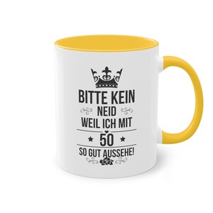 Pode incluir: Caneca de cer&acirc;mica branca com interior e al&ccedil;a amarelos. A caneca apresenta um texto preto que diz "BITTE KEIN NEID WEIL ICH MIT 50 SO GUT AUSSEHE!" com um design de coroa e estrelas. Um presente divertido para um 50&ordm; anivers&aacute;rio.