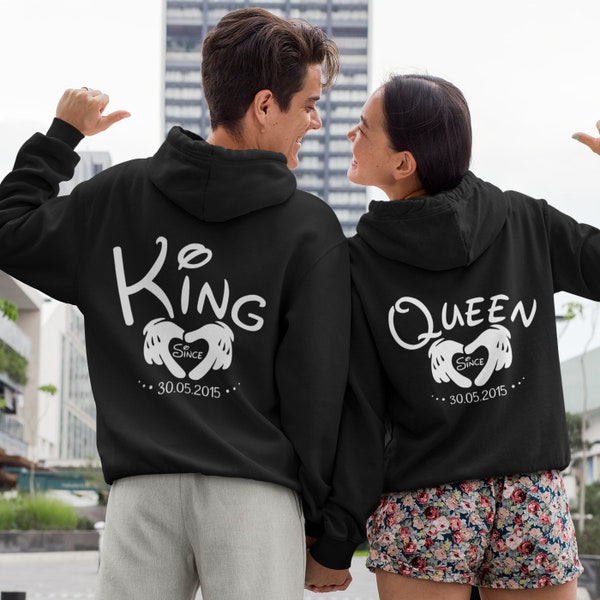 KING & QUEEN Hoodies - Partnerlook Pärchenpullis mit Hand und Wunschdatum - Paar Pulli Valentinstag - Traumpaar Style