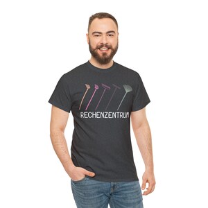 K&ouml;nnte beinhalten: Ein dunkel-melierter grauer T-Shirt mit einer Grafik von f&uuml;nf verschiedenen Reinigungswerkzeugen in einem Farbverlauf von Rosa, Orange und Gr&uuml;n. Der Text "RECHENZENTRUM" ist in Wei&szlig; unter der Grafik gedruckt.