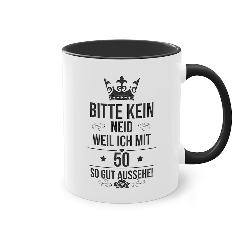 Pode incluir: Caneca de cer&acirc;mica branca com interior e al&ccedil;a pretos. A caneca apresenta o texto preto "BITTE KEIN NEID WEIL ICH MIT 50 SO GUT AUSSEHE!", juntamente com uma coroa e elementos decorativos. A caneca &eacute; para um 50&ordm; anivers&aacute;rio.