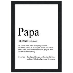 Może przedstawiać: Czarno-biały wydruk artystyczny do druku z definicją słowa "Papa" w języku niemieckim. Definicja brzmi: "[Michael:] Rzeczownik. Mężczyzna, kt&oacute;ry kocha dzieci bezwarunkowo i zawsze jest dla nich. Zawsze oddaje swoją ostatnią koszulę, aby upewnić się, że jego bliscy mają się dobrze. Superbohater bez peleryny."