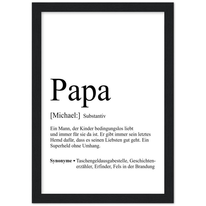 Może przedstawiać: Czarno-biały wydruk artystyczny do druku z definicją słowa "Papa" w języku niemieckim. Definicja brzmi: "[Michael:] Rzeczownik. Mężczyzna, kt&oacute;ry kocha dzieci bezwarunkowo i zawsze jest dla nich. Zawsze oddaje swoją ostatnią koszulę, aby upewnić się, że jego bliscy mają się dobrze. Superbohater bez peleryny."