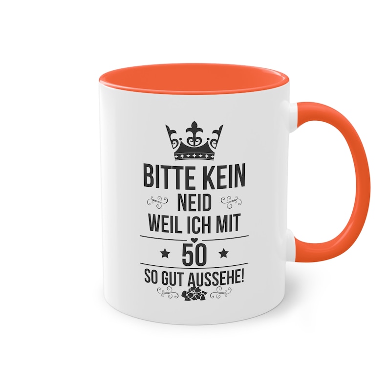 Pode incluir: Caneca de cer&acirc;mica branca com interior e al&ccedil;a laranja. A caneca apresenta texto preto que diz "BITTE KEIN NEID WEIL ICH MIT 50 SO GUT AUSSEHE!" com um design de coroa e estrela. Um presente divertido para um 50&ordm; anivers&aacute;rio.