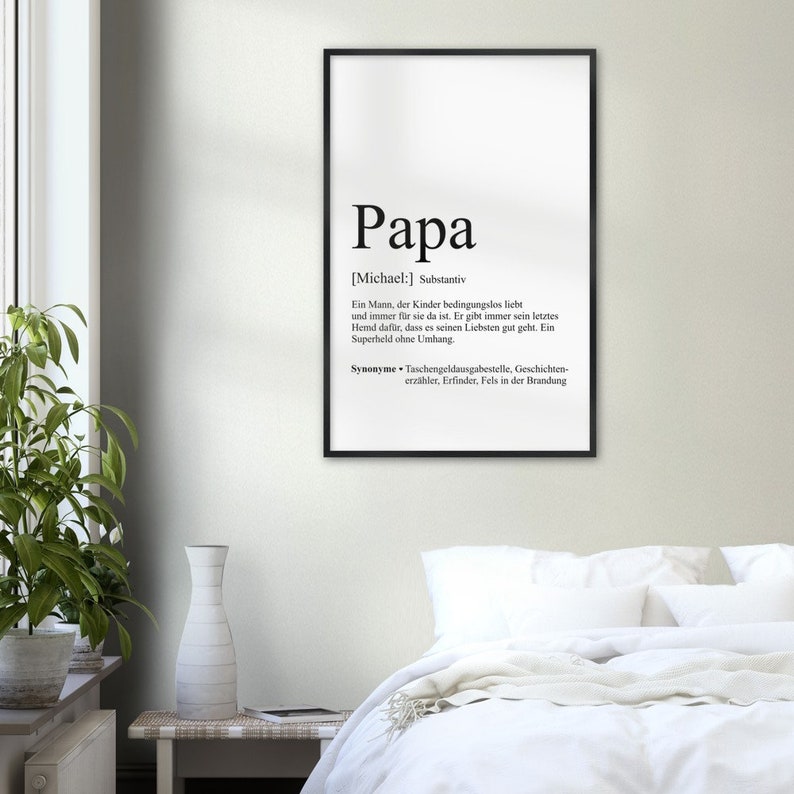 Może przedstawiać: Czarno-biała, drukowana grafika ścienna z definicją słowa "Papa" w języku niemieckim. Definicja brzmi: "Mężczyzna, kt&oacute;ry kocha swoje dzieci bezwarunkowo i zawsze jest dla nich. Zawsze oddaje swoją ostatnią koszulę, aby upewnić się, że jego bliscy mają się dobrze. Superbohater bez peleryny."