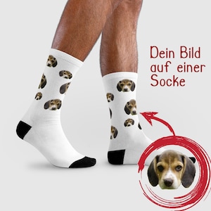 Könnte beinhalten: Weiße Socken mit einem sich wiederholenden Muster eines Hundefaces. Der Text "Dein Bild auf einer Socke" ist in der oberen rechten Ecke des Bildes sichtbar.