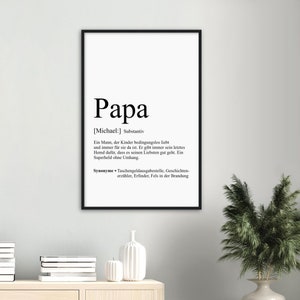 Może przedstawiać: Czarno-biała, drukowana grafika ścienna z definicją słowa "Papa" w języku niemieckim. Definicja brzmi: "Mężczyzna, kt&oacute;ry kocha swoje dzieci bezwarunkowo i zawsze jest dla nich. Zawsze oddaje swoją ostatnią koszulę, aby upewnić się, że jego bliscy mają się dobrze. Superbohater bez peleryny."