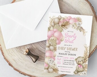 Op de afbeelding: Een baby shower uitnodiging met een roze en beige kleurenschema. De uitnodiging heeft een teddybeer, ballonnen en de tekst "We Can Bearly Wait" en "Baby Shower".