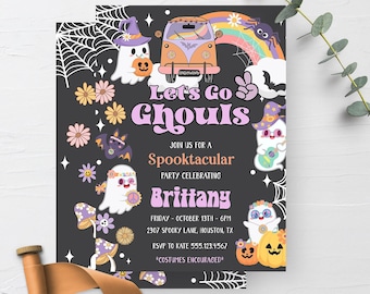 Puede incluir: Una invitación en blanco y negro con un arcoíris y una furgoneta con el texto "Let's Go Ghouls" en rosa. La invitación es para una fiesta Spooktacular celebrando a Brittany. La fiesta es el viernes 13 de octubre a las 6 pm en 2307 Spooky Lane, Houston, TX. RSVP a Kate al 555.123.4567. Se anima a los disfraces.