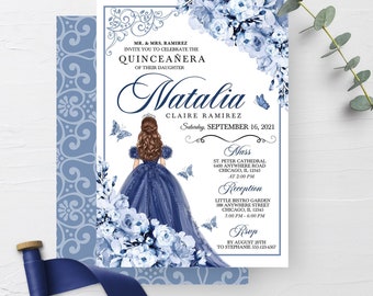 Op de afbeelding: Een blauwe en witte Quinceañera-uitnodiging met een bloemenontwerp en een cartoonillustratie van een meisje in een blauwe jurk. De uitnodiging bevat de tekst "MR. & MRS. RAMIREZ INVITE YOU TO CELEBRATE THE QUINCEAÑERA OF THEIR DAUGHTER Natalia CLAIRE RAMIREZ Saturday, SEPTEMBER 16, 2021" en details voor de mis en receptie.