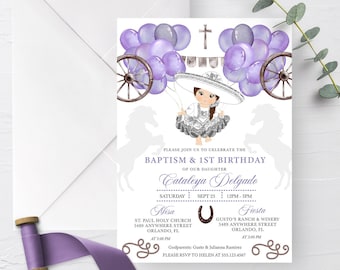 Könnte beinhalten: Eine violette und weiße Einladung zu einer Taufe und einem ersten Geburtstag. Die Einladung zeigt eine Aquarell-Illustration eines Mädchens, das ein traditionelles mexikanisches Kleid trägt und Ballons hält. Der Text auf der Einladung lautet: "Bitte feiern Sie mit uns die Taufe und den 1. Geburtstag unserer Tochter Cataleya Delgado. Samstag, 23. September, 12:00-15:00 Uhr. Messe: St. Paul Holy Church, 5489 Anywhere Street, Orlando, FL, um 15:00 Uhr. Fiesta: Gusto's Ranch & Winery, 5489 Anywhere Street, Orlando, FL, um 17:00 Uhr. Paten: Gusto & Julianna Ramirez. Bitte melden Sie sich bei Helen unter 555.123.4567."