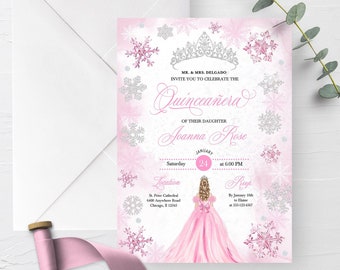 Może przedstawiać: Zaproszenie na Quinceañera w stylu różowych i srebrnych płatków śniegu z srebrną koroną, różową sukienką i tekstem "MR. & MRS. DELGADO INVITE YOU TO CELEBRATE THE Quinceañera OF THEIR DAUGHTER Joanna Rose Saturday JANUARY 24 at 6:00 PM Location St. Peter Cathedral 6400 Anywhere Road Chicago, II 12345 By January 10th to Flaine at 555-123-4567"