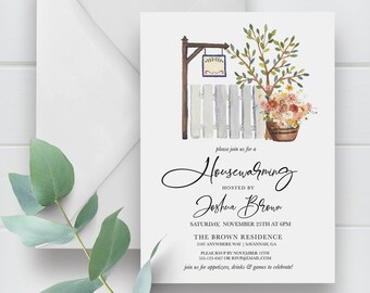 Könnte beinhalten: Eine Einladung zu einer Einweihungsparty mit einer Aquarell-Illustration eines weißen Lattenzauns, einer Topfpflanze und einem Schild mit der Aufschrift "Housewarming". Die Einladung ist für Joshua Brown und findet am Samstag, den 25. November um 18:00 Uhr in The Brown Residence, 2107 Anywhere Way, Savannah, GA statt. Bitte melden Sie sich bis zum 12. November unter 535-123-4567 oder RSVP@email.com an. Begleiten Sie uns zu Häppchen, Getränken und Spielen, um zu feiern!