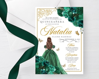 Puede incluir: Una invitación a una Quinceañera con un diseño floral verde y dorado. La invitación presenta un retrato de una joven con un vestido verde y una corona. El texto dice "Natalia Claire Ramirez, sábado 16 de septiembre de 2021".