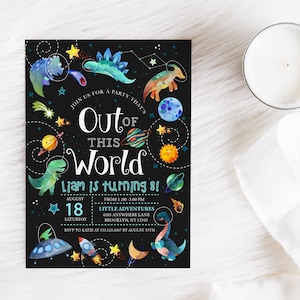 Peut inclure: Une invitation de f&ecirc;te d'anniversaire noire et bleue sur le th&egrave;me de l'espace. L'invitation repr&eacute;sente des dinosaures, des plan&egrave;tes, des &eacute;toiles et le texte "Out of this World Liam is turning 8!" Le 18 ao&ucirc;t, samedi, de 13h00 &agrave; 15h00. Little Adventures, 4105 Anywhere Lane, Brooklyn, NY 12345. RSVP &agrave; Katie au 555.123.4567 avant le 15 ao&ucirc;t.