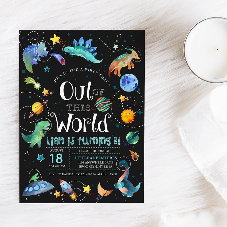 Peut inclure: Une invitation de f&ecirc;te d'anniversaire noire et bleue sur le th&egrave;me de l'espace. L'invitation repr&eacute;sente des dinosaures, des plan&egrave;tes, des &eacute;toiles et le texte "Out of this World Liam is turning 8!" Le 18 ao&ucirc;t, samedi, de 13h00 &agrave; 15h00. Little Adventures, 4105 Anywhere Lane, Brooklyn, NY 12345. RSVP &agrave; Katie au 555.123.4567 avant le 15 ao&ucirc;t.
