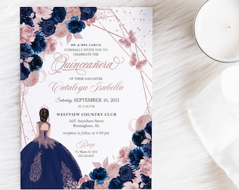 Op de afbeelding: Een Quinceañera-uitnodiging met een gouden geometrisch ontwerp en bloemmotieven in roze en blauwe tinten. De uitnodiging bevat de tekst "Quinceañera" in roze schrift en de naam "Cataleya Isabella" in gouden schrift. De uitnodiging bevat ook de datum en tijd van het evenement, de locatie en de RSVP-informatie.