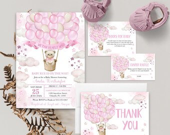 Op de afbeelding: Roze en witte babyshower uitnodiging met een teddybeer in een luchtballon. De uitnodiging zegt "Baby Rue is on the way!" en bevat details voor de babyshower. Er zijn ook kaarten voor boeken voor baby's, een luierspel en een bedankkaart.