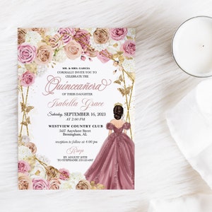 Pode incluir: Um convite para uma Quinceañera com um design floral com flores rosa e brancas. O convite inclui o texto "Quinceañera" e "Isabella Grace". O convite também inclui a data e hora do evento, o local e as informações RSVP.