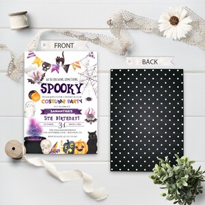 Puede incluir: Invitaci&oacute;n con tem&aacute;tica de Halloween con un dise&ntilde;o espeluznante. La parte delantera presenta una pancarta que dice "Spooky Costume Party" con murci&eacute;lagos, fantasmas y calabazas. La parte posterior tiene un fondo negro con lunares blancos. La invitaci&oacute;n es para el 5&ordm; cumplea&ntilde;os de Samantha.