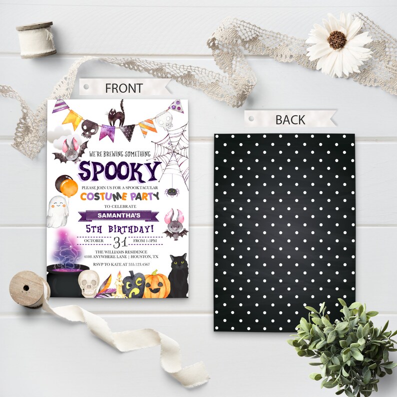 Puede incluir: Invitaci&oacute;n con tem&aacute;tica de Halloween con un dise&ntilde;o espeluznante. La parte delantera presenta una pancarta que dice "Spooky Costume Party" con murci&eacute;lagos, fantasmas y calabazas. La parte posterior tiene un fondo negro con lunares blancos. La invitaci&oacute;n es para el 5&ordm; cumplea&ntilde;os de Samantha.