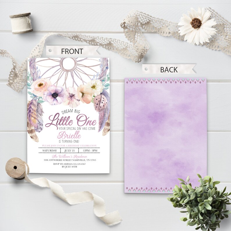 Puede incluir: Una invitaci&oacute;n de color morado y blanco con un dise&ntilde;o de atrapasue&ntilde;os y detalles florales. El texto dice "Dream Big Little One" y "Brielle cumple un a&ntilde;o!" La invitaci&oacute;n incluye detalles para una celebraci&oacute;n de cumplea&ntilde;os el 25 de julio.