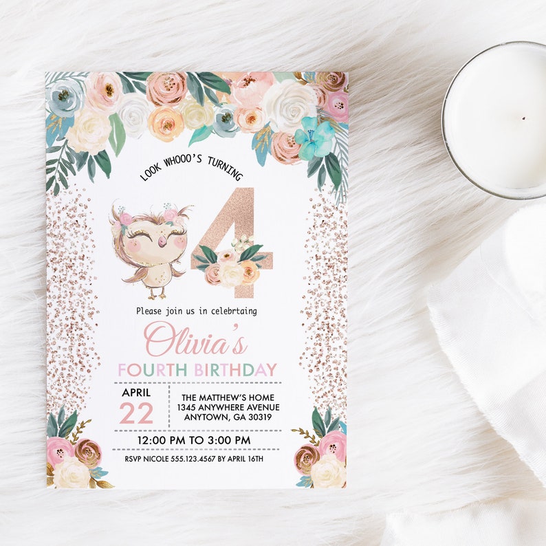 K&ouml;nnte beinhalten: Eine rosafarbene und goldene Einladung mit einem Blumendesign und einer Eule. Die Einladung lautet "Look whooo's turning 4" und "Olivia's Fourth Birthday". Das Datum ist der 22. April und die Zeit ist von 12:00 bis 15:00 Uhr. Die RSVP-Informationen sind enthalten.