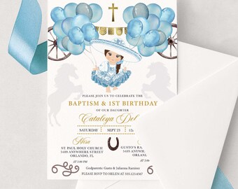 Könnte beinhalten: Eine weiße Einladungskarte mit blauem und goldenem Design. Die Karte zeigt ein Cartoon-Mädchen, das ein blaues Kleid und einen Sombrero trägt und einen Wagen mit blauen Ballons festhält. Der Text auf der Karte lautet "Bitte feiern Sie mit uns die Taufe und den 1. Geburtstag unserer Tochter Cataleya Del Samstag, 23. September 124 Messe St. Paul Holy Church 5489 Anywhere Street Orlando, FL Um 15:00 Uhr U Gusto's RA. 5489 Anywh. Orlanl Um 17:00 Uhr Paten: Gusto & Julianna Ramirez Bitte melden Sie sich bei Helen unter 555.123.4567 6"
