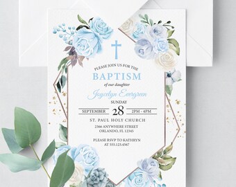 Könnte beinhalten: Eine blaue und weiße florale Taufeinladung mit einem goldenen geometrischen Rahmen. Die Einladung enthält den Text "Bitte begleiten Sie uns zur Taufe unserer Tochter Joycelyn Evergreen, Sonntag, 28. September, 14:00-16:00 Uhr, St. Paul Holy Church, 2366 Anywhere Street, Orlando, FL 12345, Bitte melden Sie sich bei Kathryn unter 555.123.4567."