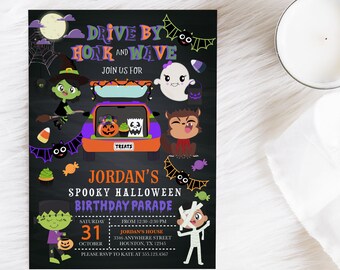Może przedstawiać: Czarno-białe zaproszenie na przerażający Halloweenowy paradny urodzinowy. Zaproszenie przedstawia kreskówkową furgonetkę z bagażnikiem pełnym smakołyków, czarownicę, ducha, wilkołaka i potwora Frankensteina. Tekst na zaproszeniu brzmi: "Przejazd i trąbienie i machając, Dołącz do nas na Halloweenowym paradnym urodzinowym Jordana, Sobota, 31 października, Od 12:30 do 14:30, Dom Jordana, 3346 Anywhere Street, Houston, TX 12345, Prosimy o potwierdzenie przybycia do Kate pod numer 555.123.4567."