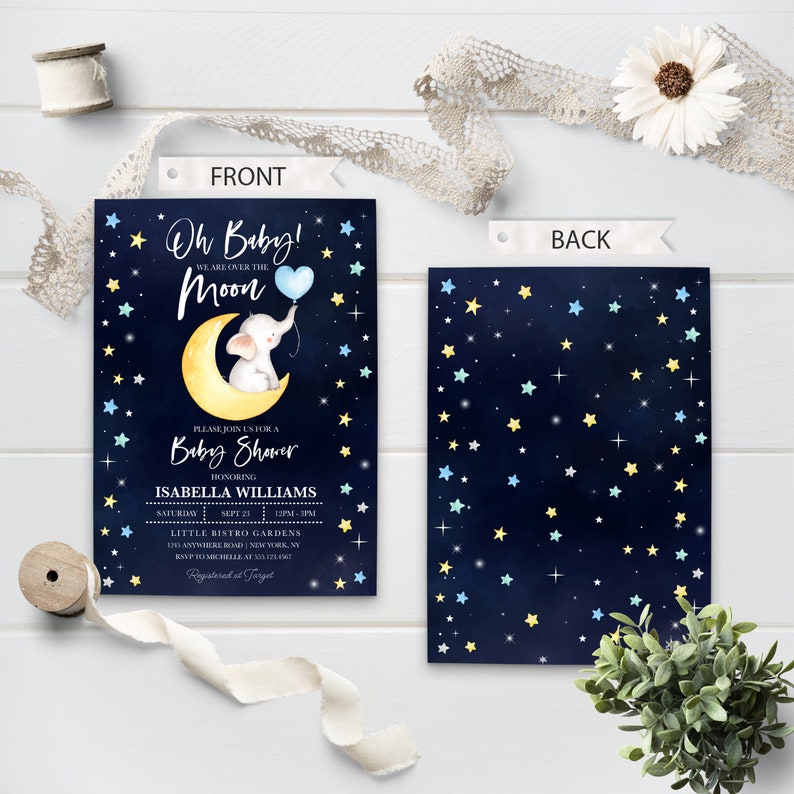 Puede incluir: Una invitaci&oacute;n de baby shower con un elefante azul y amarillo sosteniendo un globo azul frente a una luna creciente amarilla. El fondo es azul oscuro con estrellas blancas, amarillas y azules. El texto de la invitaci&oacute;n dice "Oh Baby! We are over the Moon" y "Please join us for a Baby Shower honoring Isabella Williams".